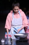关晓彤录《周一见3》陪粉丝露营 化身厨娘秀厨艺