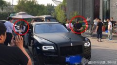 黄晓明庆祝结婚登记2周年，豪车接Baby下班回家